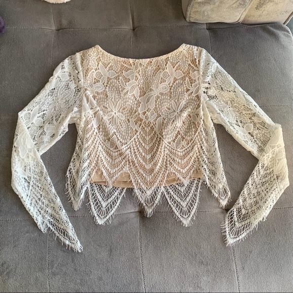 NWT✨ GUESS Saison Scalloped Lace Top - Picture 4 of 12